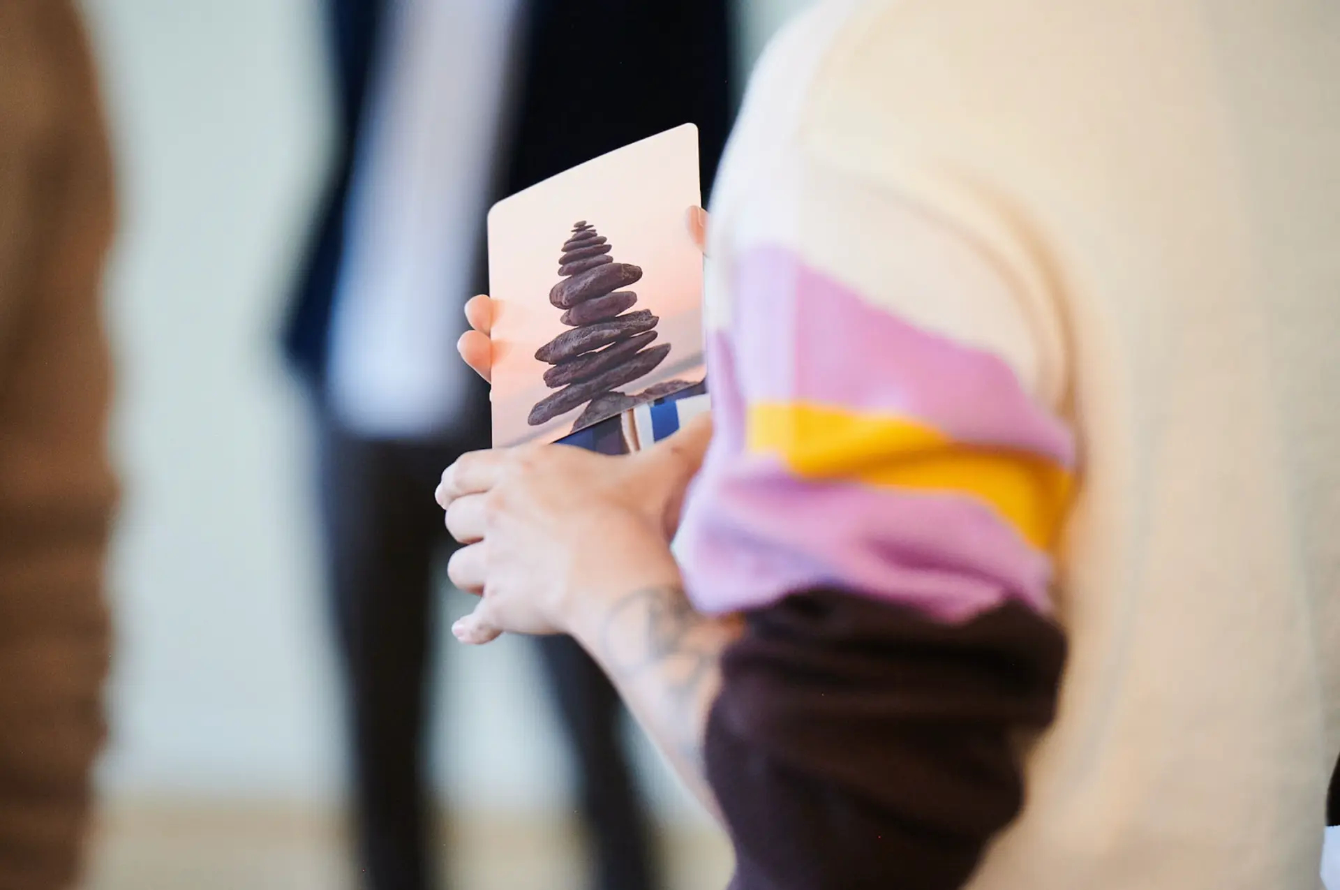 Manager holding a card during an in-company workshop